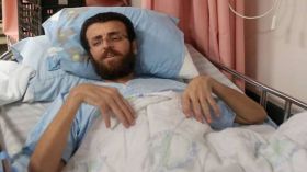 الأسير الفلسطيني محمد القيق يتحدى الاحتلال بـ90 يوماً من الإضراب عن الطعام