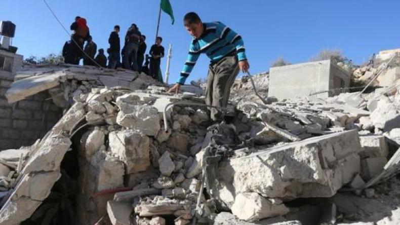 سلطات الاحتلال تهدم منزلاً وتغلق آخر في القدس
