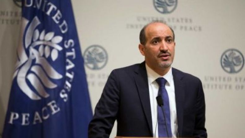 الجربا يطالب بتزويد المعارضة بأسلحة “فعالة” لإنهاء الحرب في سوريا