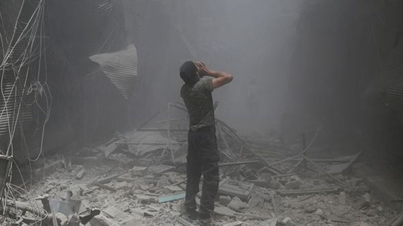 مقتل 17 مدنياً بينهم ثمانية أطفال في غارات على سوق شرقي سوريا