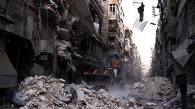 قصف في حلب يصيب مركزاً لتوزيع الخبز ومستشفيين