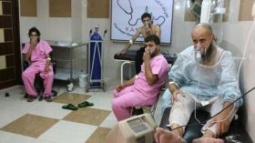 70 حالة اختناق شرق حلب في قصف بالبراميل المتفجرة