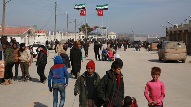 معارك عنيفة إثر هجوم تدعمه روسيا يهدد بحصار حلب