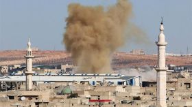 عشرات القتلى في غارات على حلب مع تناقص الطعام والوقود