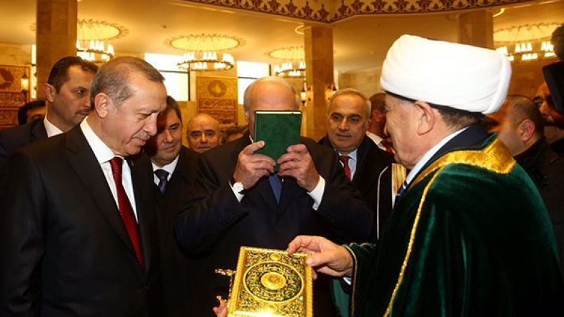 انتقادات للرئيس البيلاروسي بسبب تقبيله للمصحف برفقة أردوغان