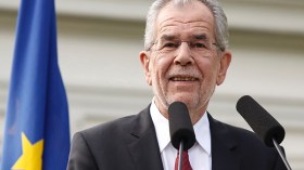 رئيس النمسا يدعو نساء بلاده لارتداء الحجاب!