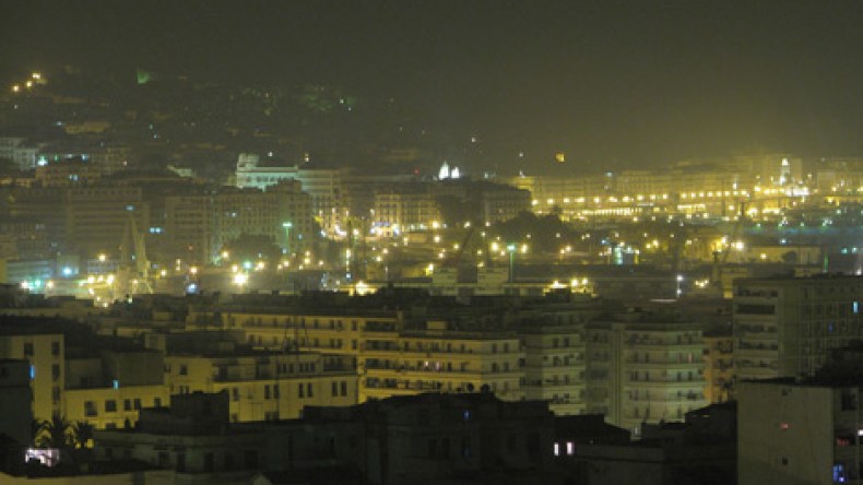 فضيحة.. الجزائر البيضاء تغرق في السواد