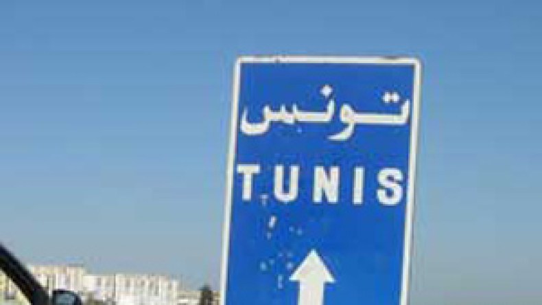 عصابات  تهاجم  قوافل  السيارات  والشاحنات  وتسطو  على  البضائع