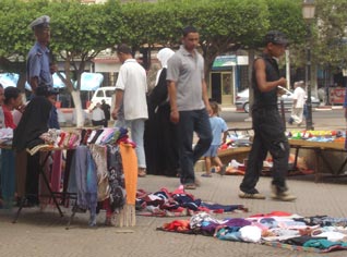 400.000 workers earn less than 10. 000 dinars per month