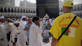 جزائريون يبتدعون طقوسا غريبة في الحج!
