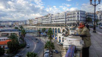 الإناء بما فيه.. “يترشح”