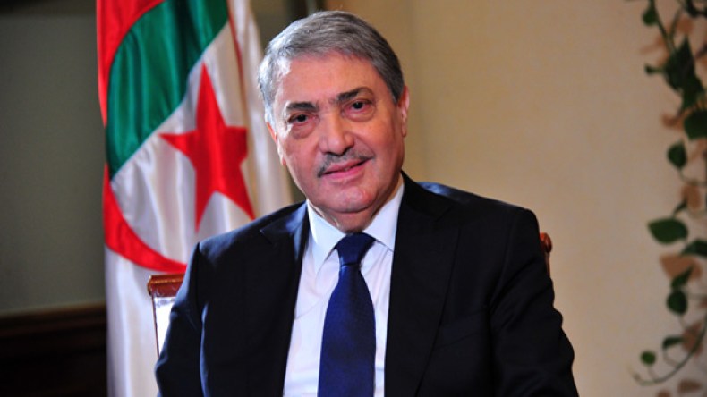 بن فليس يؤسس “قطب التغيير” رفقة 13 حزبا