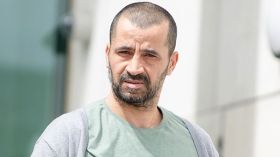 الشرطة الإسبانية تعتقل جزائرياً متهماً بمحاولة قتل رسام سويدي