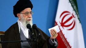 خامنئي يصف قتال الإيرانيين في سوريا بـ”حرب الإسلام على الكفر”