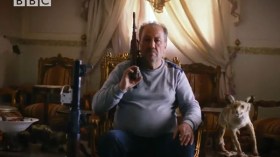 تاجر مخدرات لبناني يظهر مسلحاً على شاشة التلفزيون