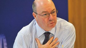 أليستر بيرت للشروق:لا مستقبل لليبيا مع القذافي وعليه أن يرحل الآن