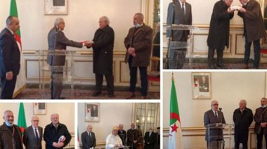 Daoud remet l’emblème national à la famille d’Ali Boumendjel