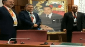 هذا ما فعله النواب المغاربة عندما حضر وزير إسرائيلي جلسة لهم