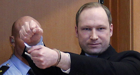 Norvège: Anders Breivik défie le tribunal