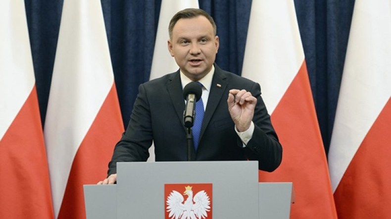 سأوقع على مشروع قانون المحارق النازية