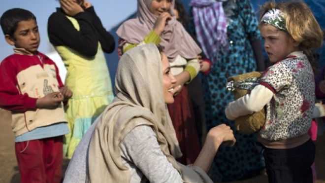 انجلينا جولي تلتقي أطفالاً سوريين لاجئين في لبنان