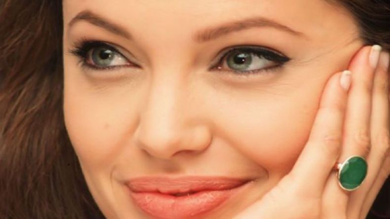 أنجلينا جولي.. النجمة الأمريكية التي كسبت اِحترام العالم