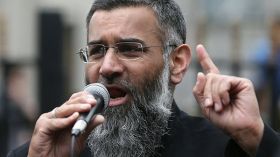 بريطانيا تسجن الداعية أنجم تشودري بتهمة دعم “داعش”