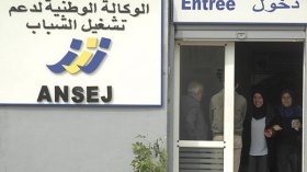 شيخ في الستين يحتال على عشرات البطالين