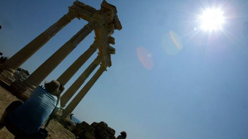 أول طائرة سياحية روسية تهبط في تركيا بعد أشهر من القطيعة