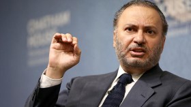 محتجون عرب يهاجمون الوزير الإماراتي قرقاش في لندن