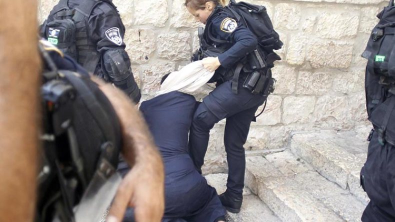 قائمة إسرائيلية سوداء تضم 40 مرابطة تضرب بالهراوات يوميا