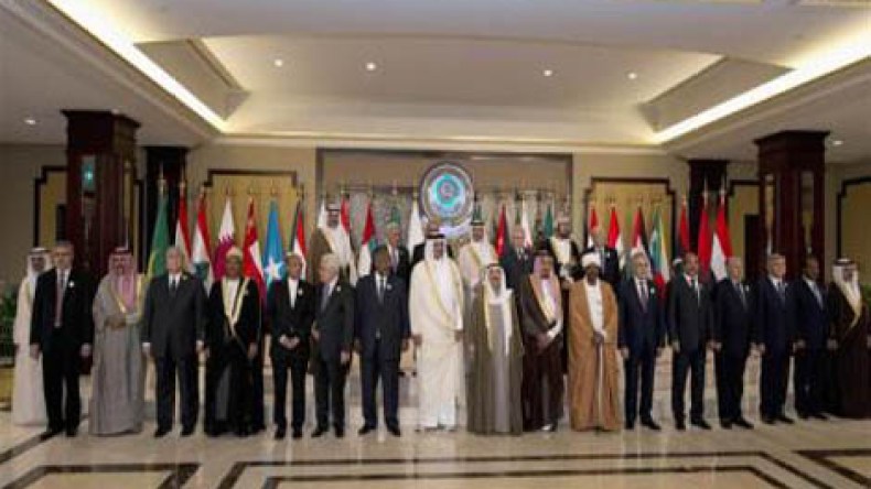 قمة الكويت تتعهد بالعمل لإنهاء الخلافات العربية وتندد بمذابح سوريا