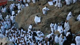 قرابة مليوني حاج يقفون على جبل عرفة