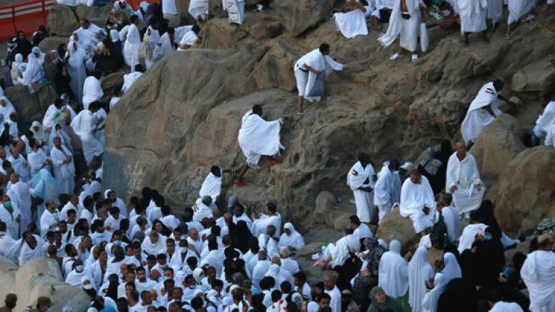 قرابة مليوني حاج يقفون على جبل عرفة