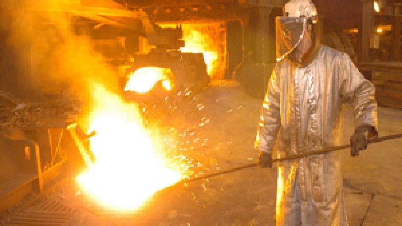 النقابة  تدعو  إلى  إضراب  شامل  ومفتوح  والإدارة  الفرنسية  تحذر  وتتوعد