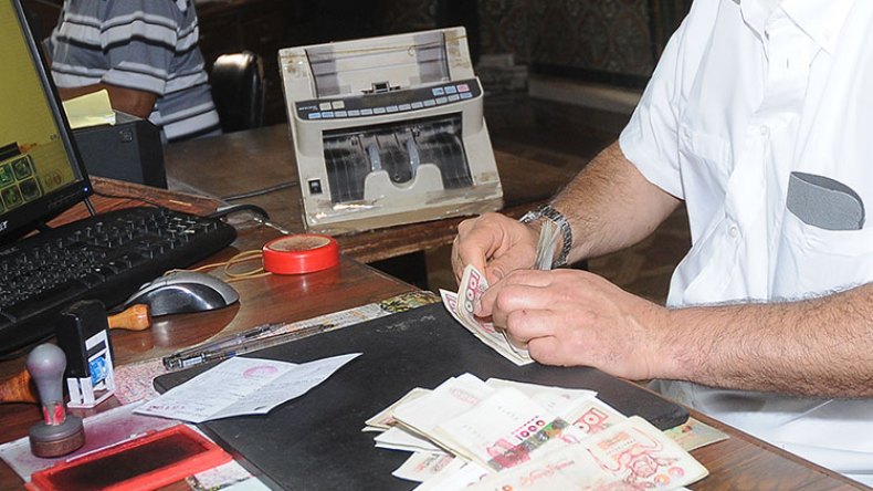 صرف رواتب الأساتذة المتعاقدين شهريّا