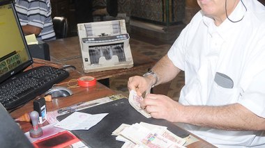 Algerians To Benefit From DZD 1 Million Bank Loans