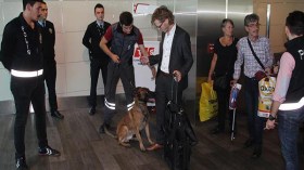 الشرطة التركية تفتش مسافرين نمساويين بكلاب بوليسية