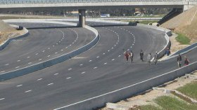 جثة وهمية في الطريق السيار للاستيلاء على مركبات المسافرين