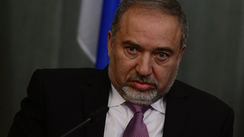 الاحتلال يزعم اعتقاله خلية فلسطينية خططت لاغتيال ليبرمان