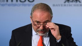 وزير الدفاع الإسرائيلي يهدد بتدمير أنظمة الدفاع الجوي السورية