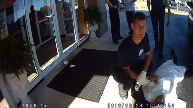 الإمارات تنصح مواطنيها بعدم ارتداء الزي الرسمي في الخارج