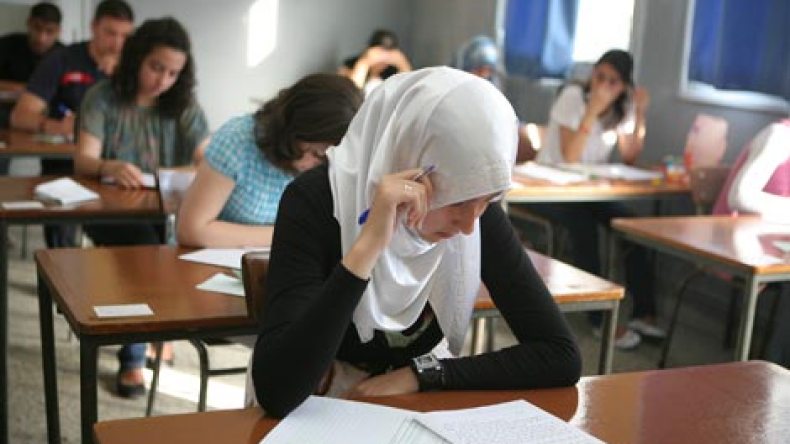 أساتذة يسوّقون حوليات “النجاح”.. عشابون يروجون “تيزانة” التركيز.. والفايسبوك يوزع فنون الغش بالمجان