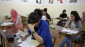 تلميذة تصر على اجتياز امتحان البكالوريا وأنبوب المصل في يدها بسطيف