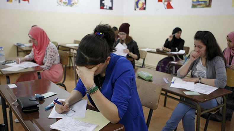 تلميذة تصر على اجتياز امتحان البكالوريا وأنبوب المصل في يدها بسطيف
