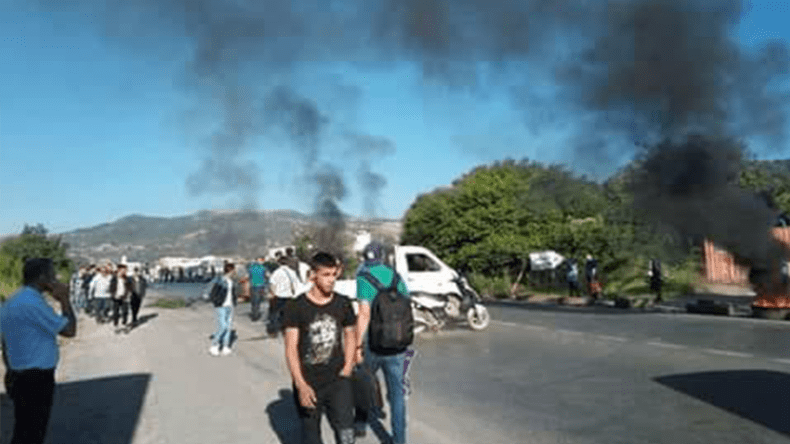 احتجاز المئات من المواطنين على طريق بجاية – العاصمة