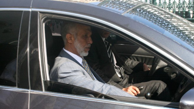 برلماني يسحب المرسيدس من بلخادم!