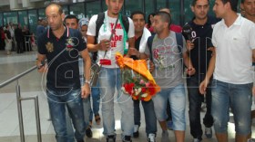 بلفوضيل يحل بالجزائر ويشارك في أول حصة تدريبية