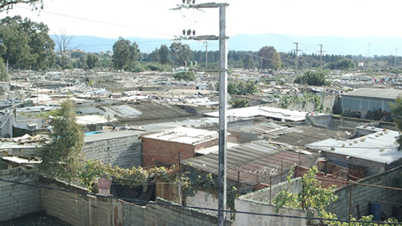 سونلغاز تلاحق قاطني “البراراك” لتحصيل ديون الكهرباء