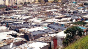 قرار بإزالة كل الأحياء القصديرية وعقوبات للعائدين اليها